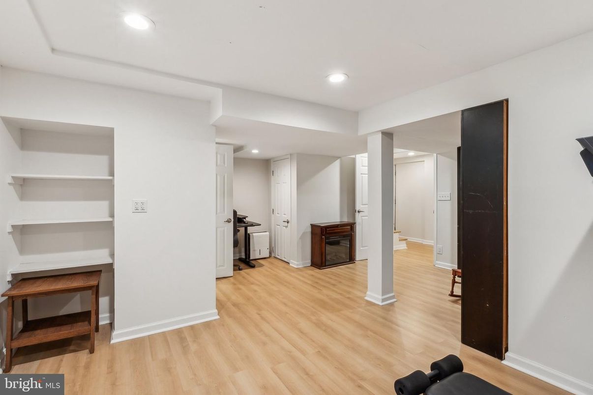 Interior, Recessed Lighting, Wood Texture Flooring