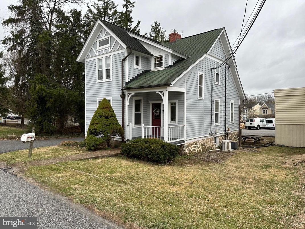 Backyard, Exterior, Facade, Queen Anne Victorian