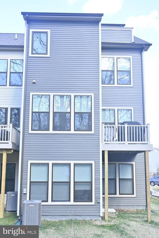 Exterior, Facade, Rowhouse