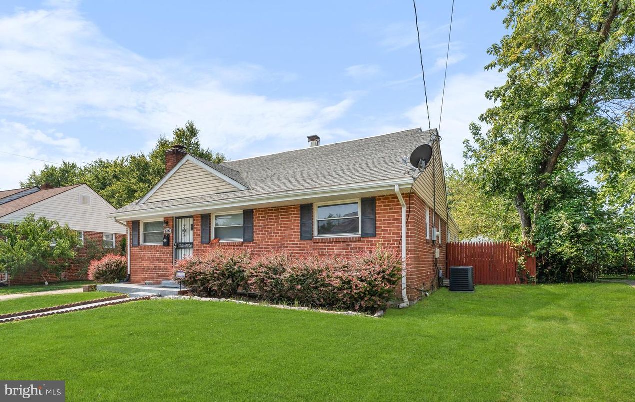 Backyard, Exterior, Facade, Brick Facade, Cape Cod