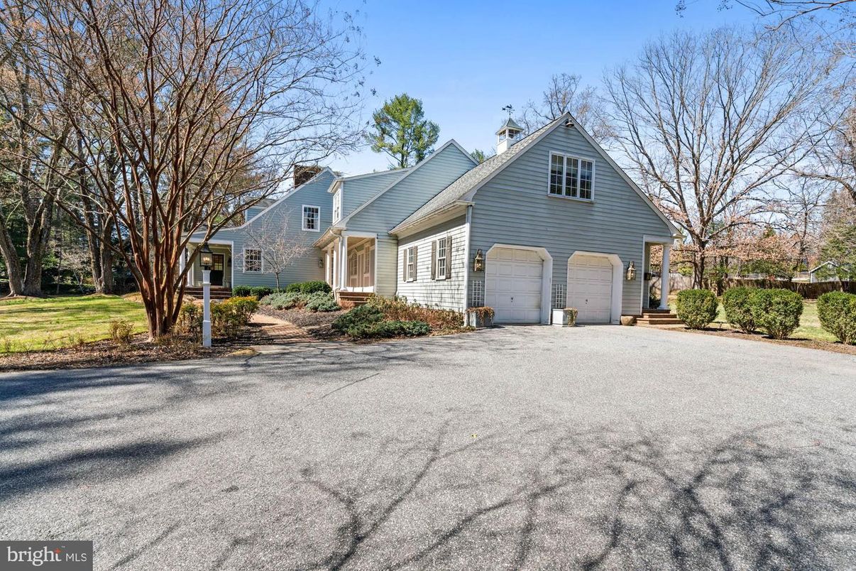 Attached, Exterior, Facade, Farmhouse
