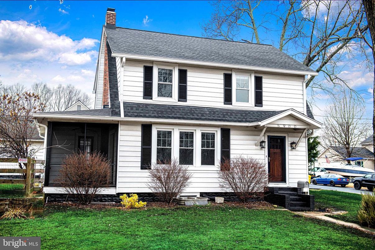 Exterior, Facade, American Foursquare
