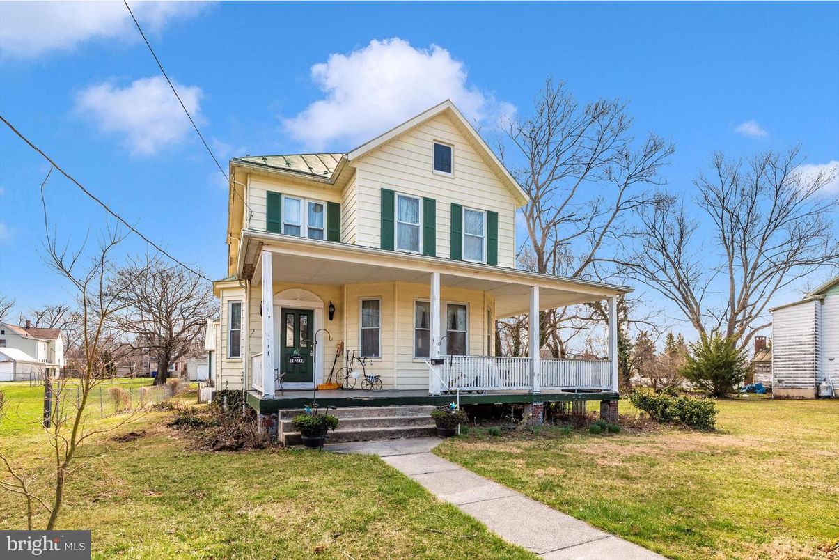 Exterior, Facade, Queen Anne Victorian