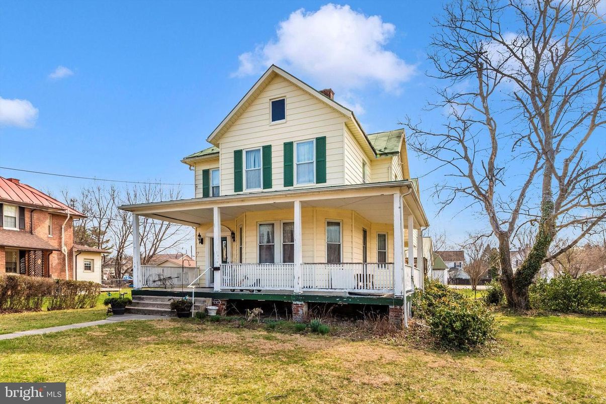 Exterior, Facade, Queen Anne Victorian