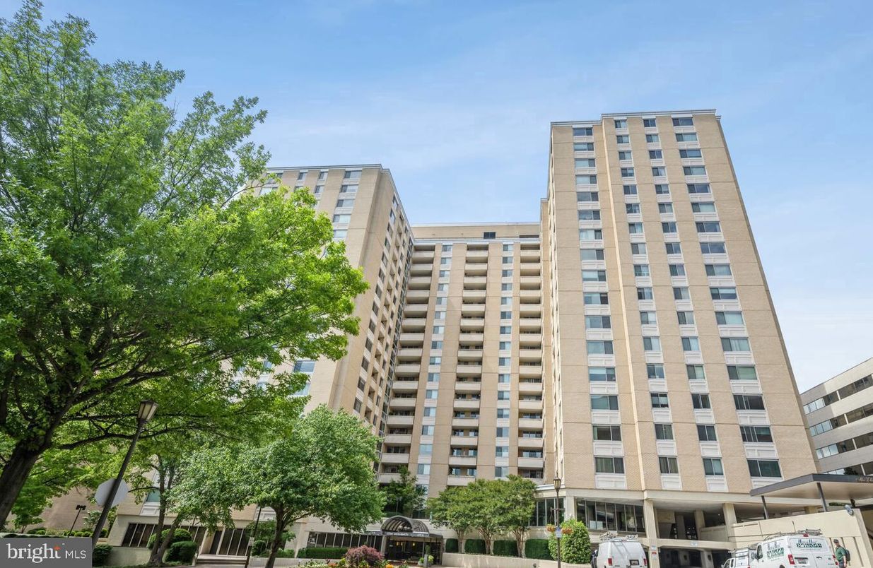 Exterior, Facade, Highrise