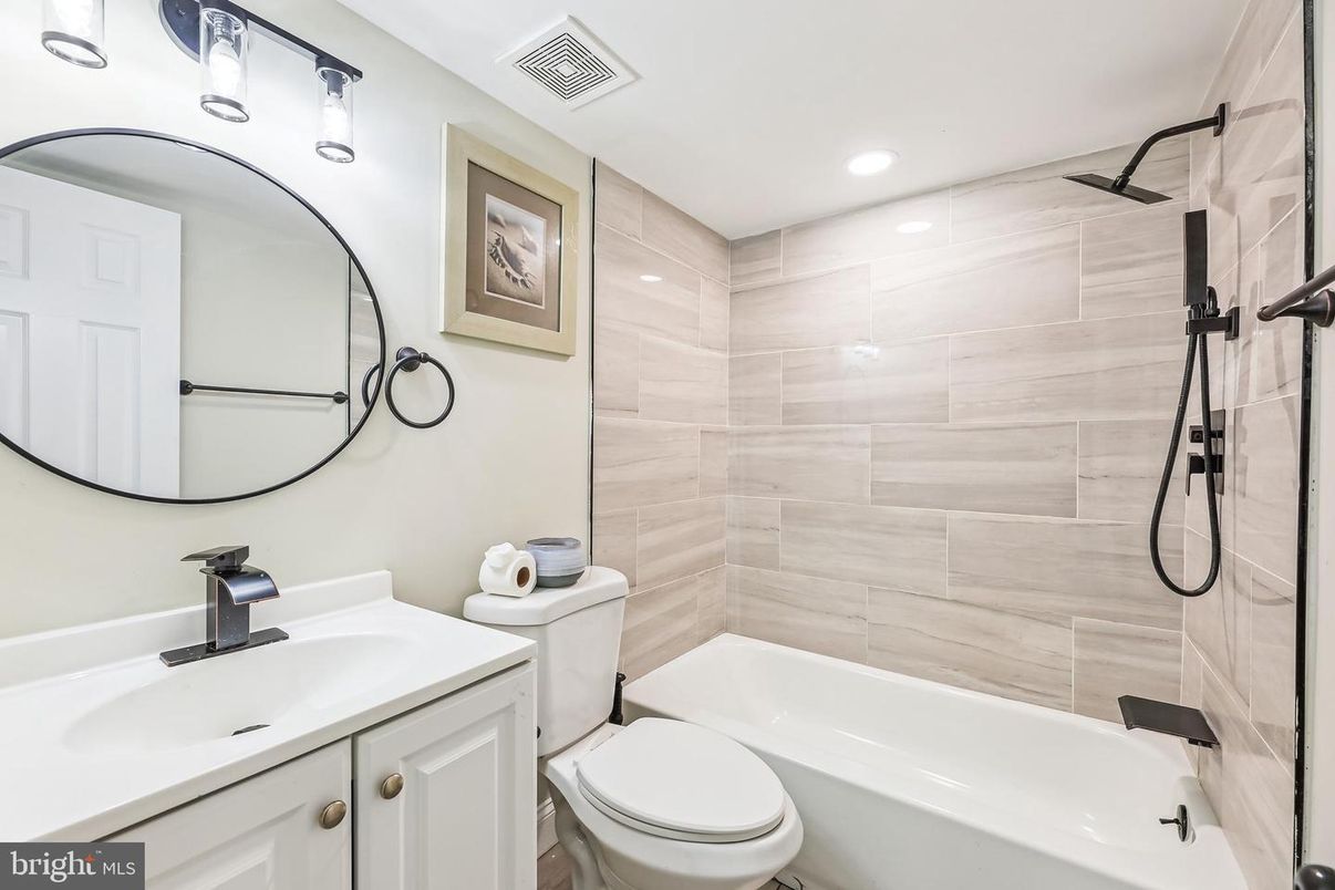 Bathroom, Interior, Recessed Lighting