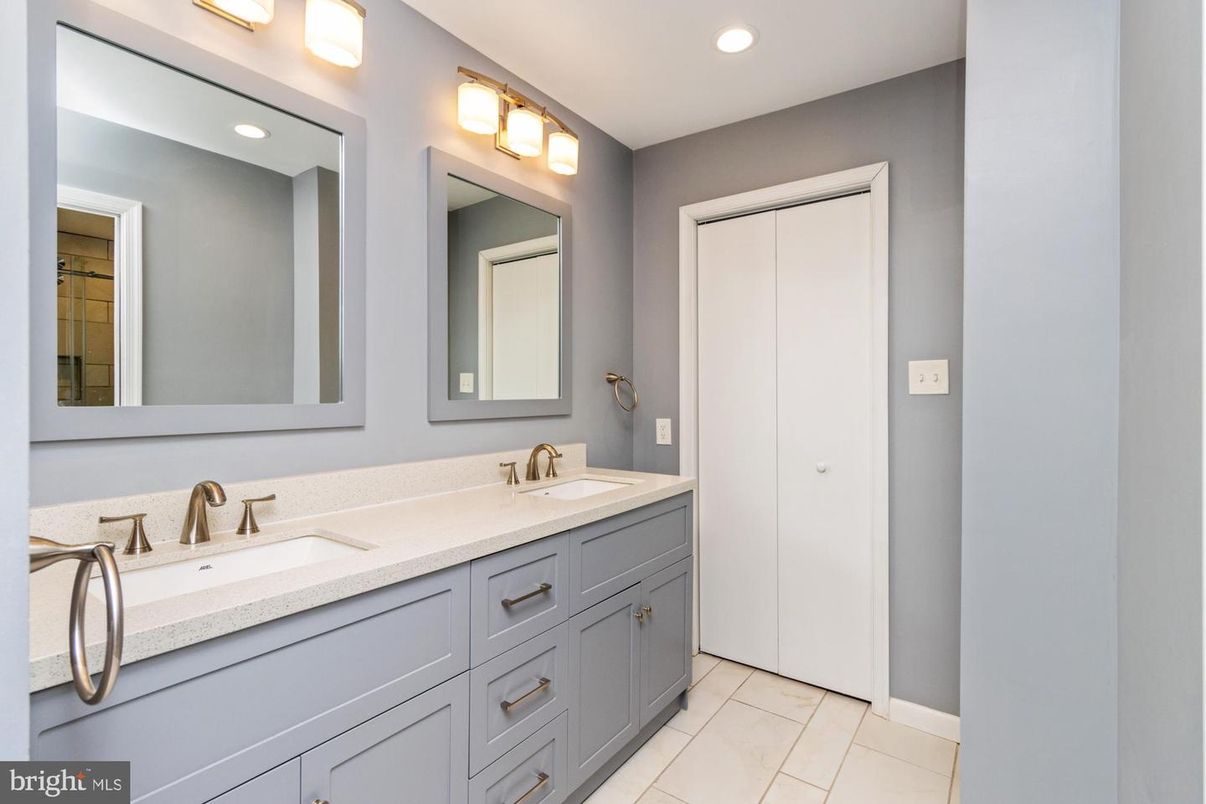 Bathroom, Dual Sink Vanities, Interior, Recessed Lighting