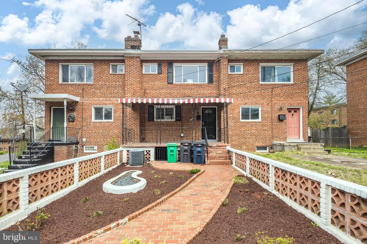 Exterior, Facade, Brick Facade, Georgian