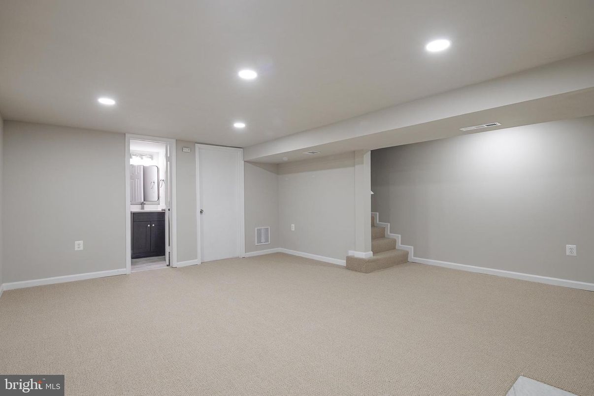 Empty room, Interior, Recessed Lighting