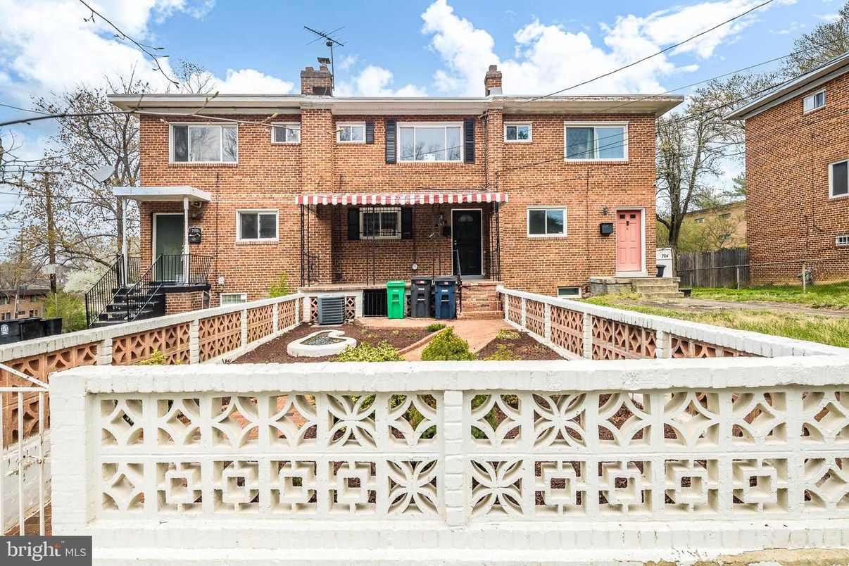 Exterior, Facade, Brick Facade, Rowhouse