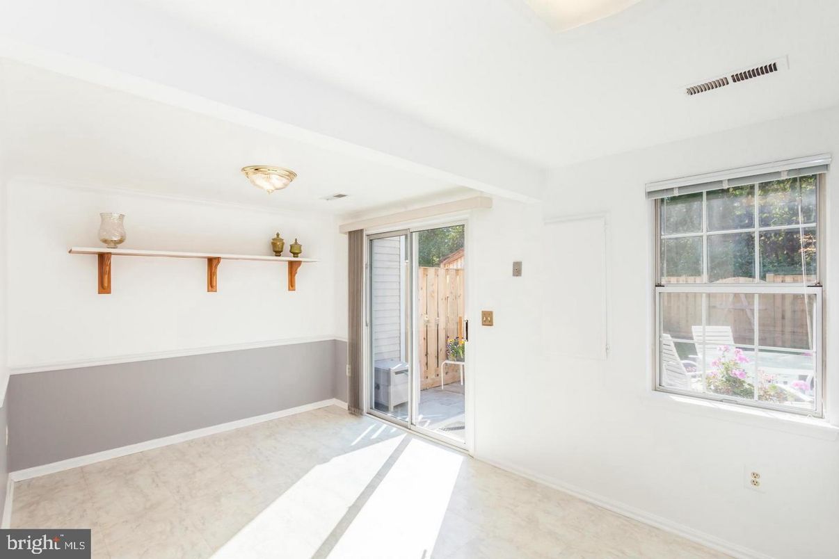Empty room, Interior