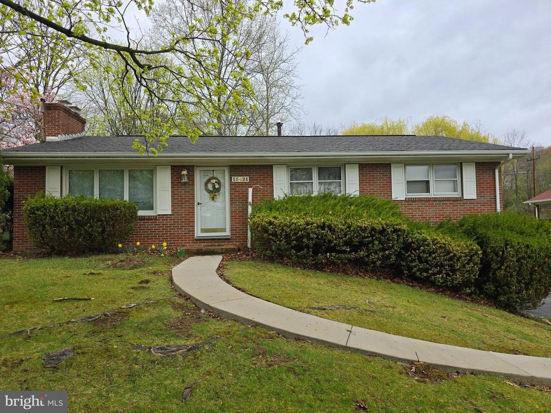 Exterior, Facade, Brick Facade, Ranch