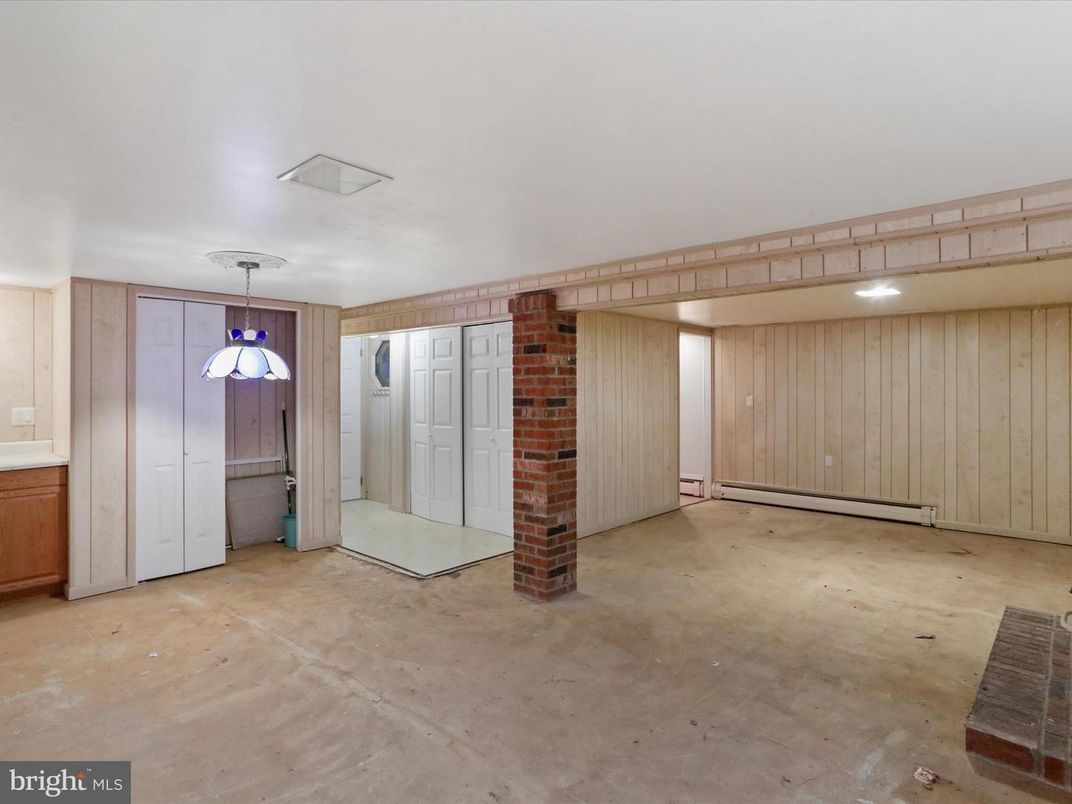 Empty room, Interior, Pendant Lights, Recessed Lighting