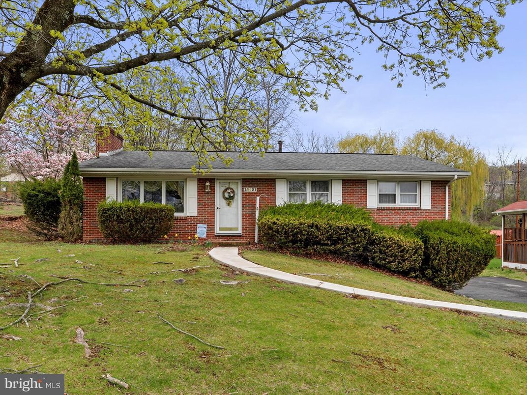Exterior, Facade, Brick Facade, Cape Cod