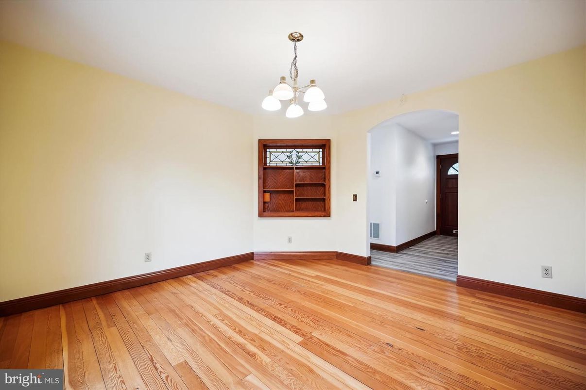 Chandelier, Empty room, Interior, Wood Texture Flooring