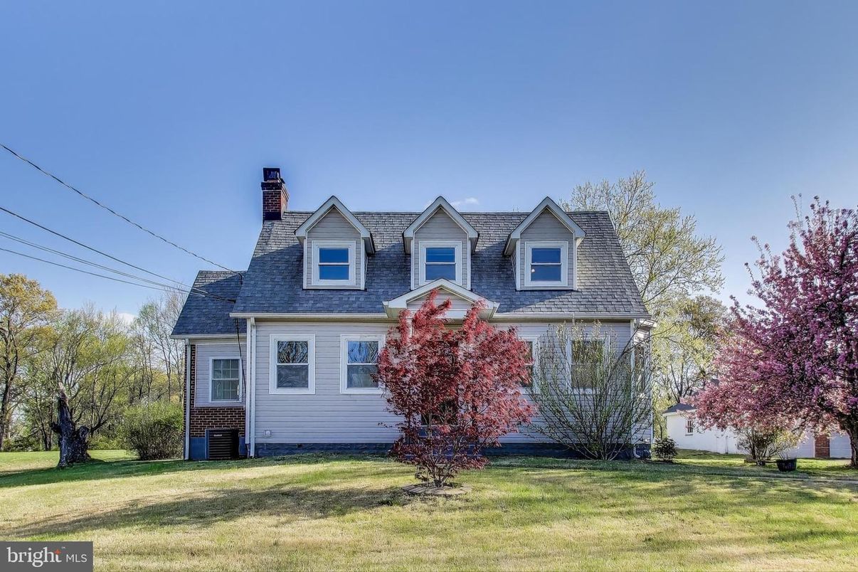 Attached, Exterior, Facade, Cape Cod
