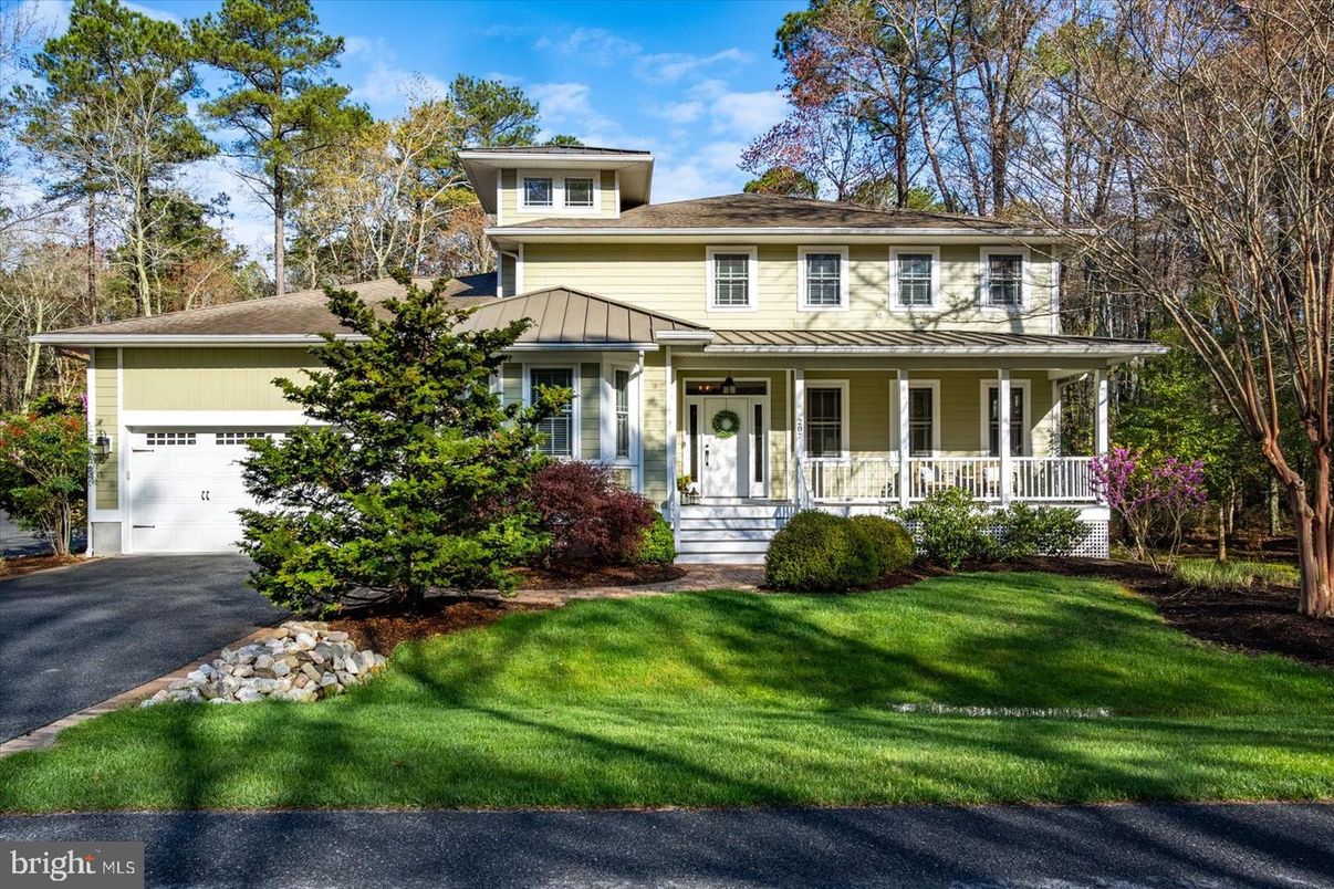 Attached, Exterior, Facade, American Foursquare