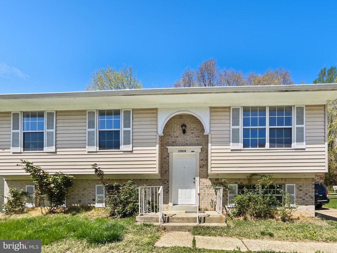 Exterior, Facade, Brick Facade, Raised Ranch