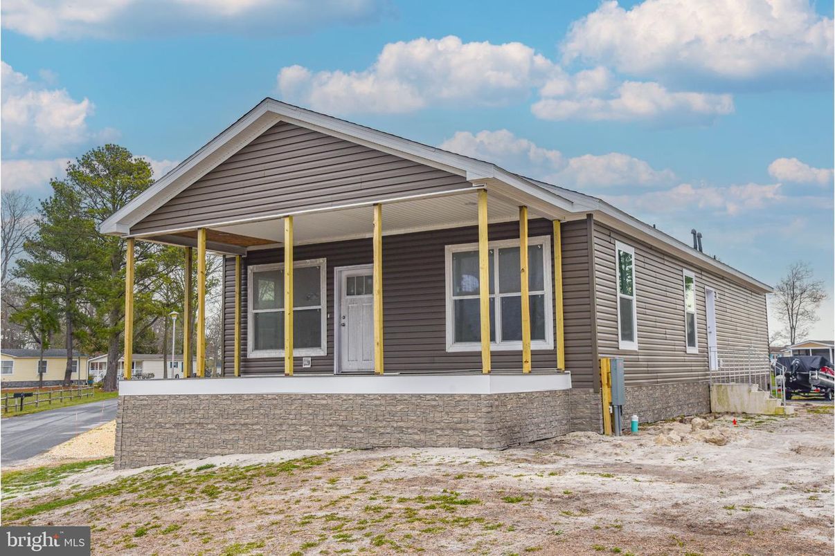 Exterior, Facade, Modern