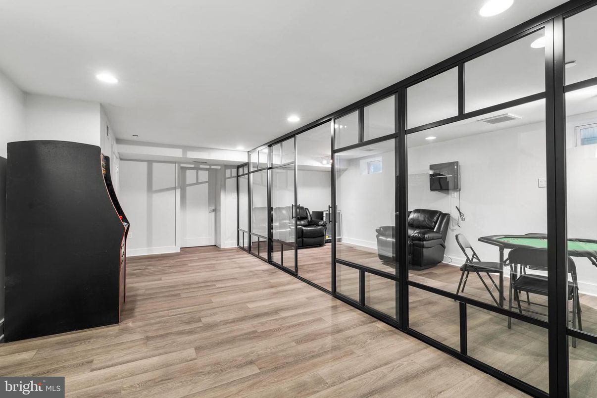 Fitness Equipment, Interior, Recessed Lighting, Wood Texture Flooring