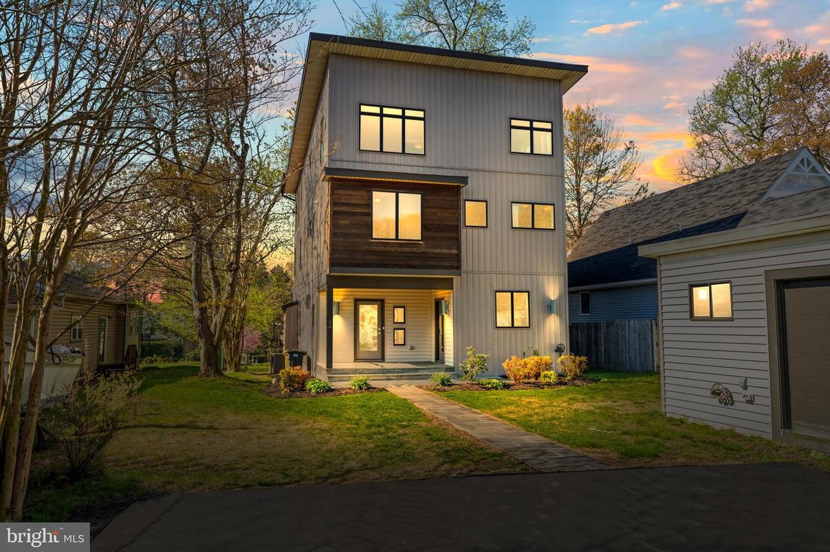 Exterior, Facade, Modern