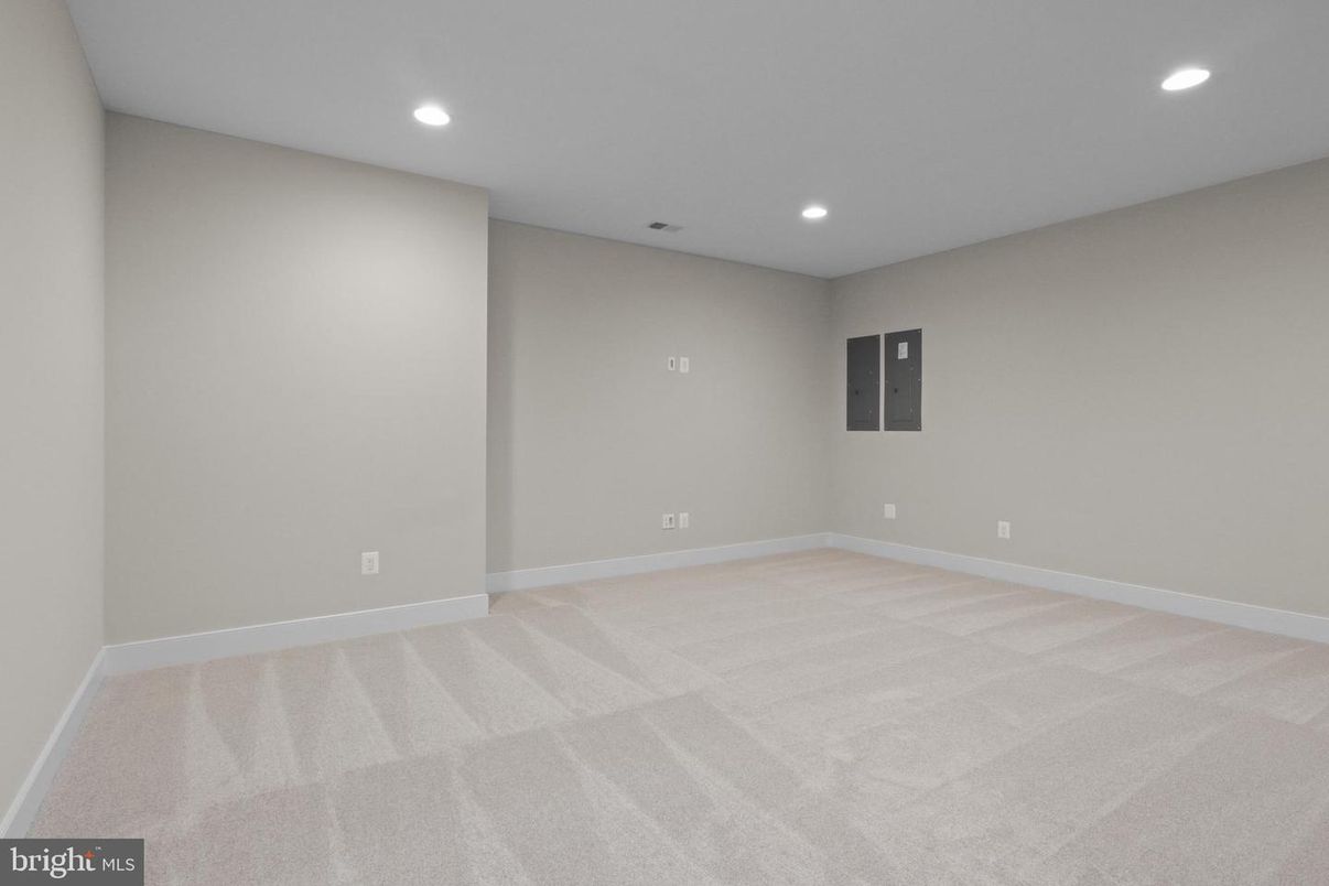 Empty room, Interior, Recessed Lighting