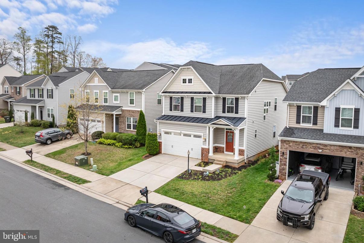 Attached, Exterior, Facade, Rowhouse