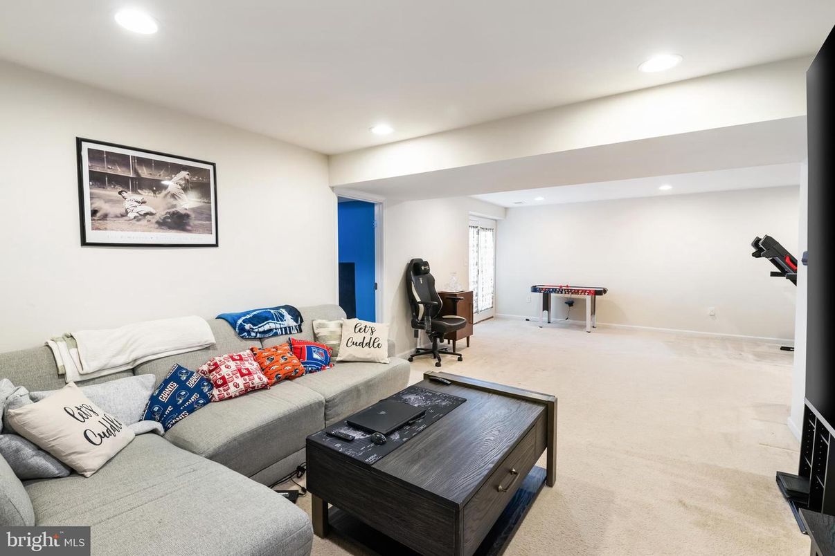 Fitness Equipment, Game Room, Interior, Living room, Recessed Lighting