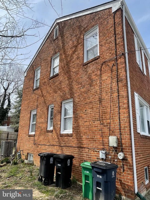 Exterior, Facade, Brick Facade, Rowhouse
