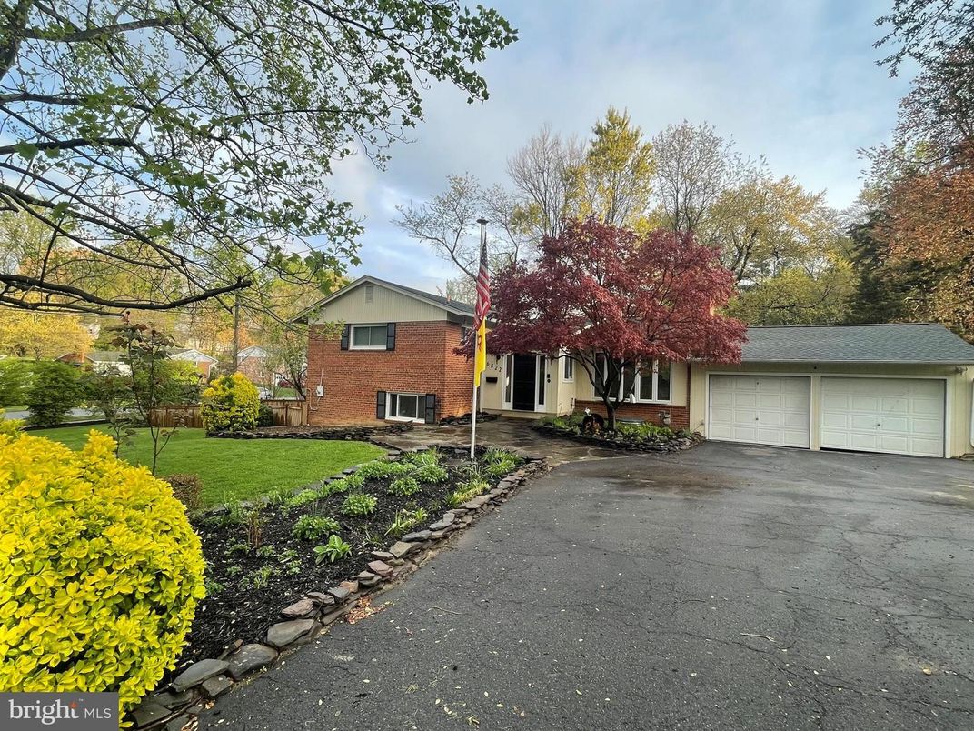 Attached, Exterior, Facade, Brick Facade, Ranch