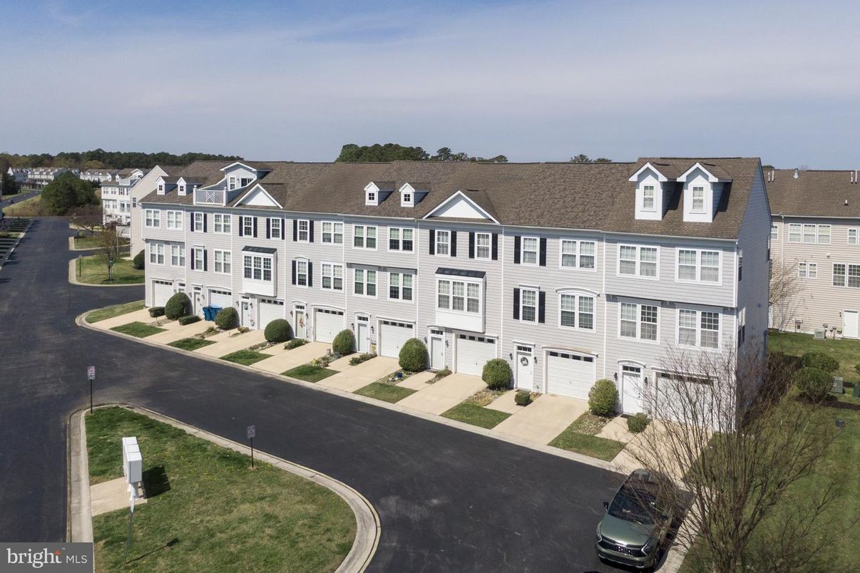 Attached, Exterior, Facade, Rowhouse