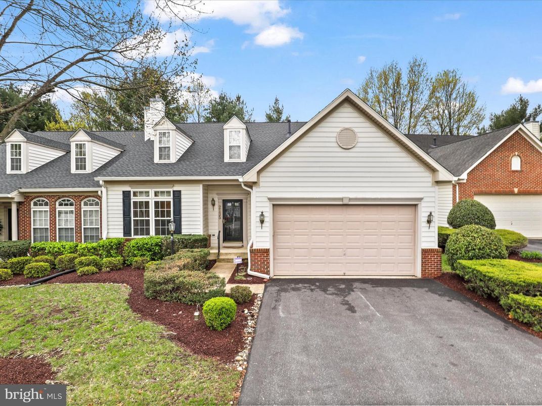 Attached, Exterior, Facade, Ranch