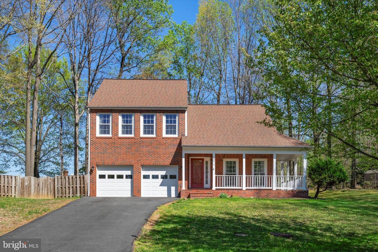 Attached, Exterior, Facade, Brick Facade, Georgian