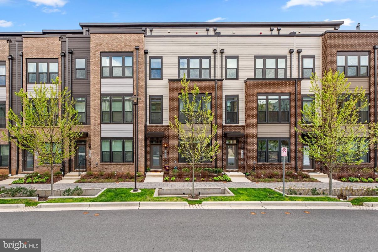 Exterior, Facade, Brick Facade, Rowhouse