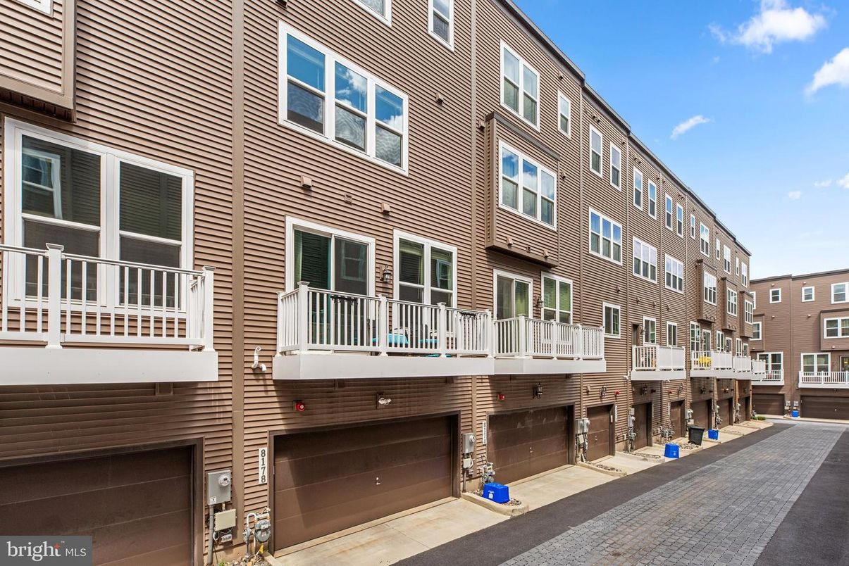 Attached, Exterior, Facade, Rowhouse