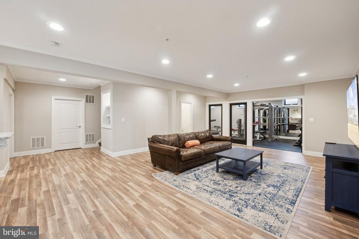 Fitness Equipment, Interior, Living room, Recessed Lighting, Wood Texture Flooring
