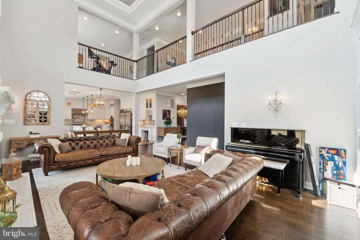 Interior, Living room, Pendant Lights, Piano, Recessed Lighting, Wood Texture Flooring