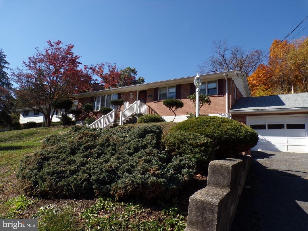 Attached, Exterior, Facade, Brick Facade, Ranch