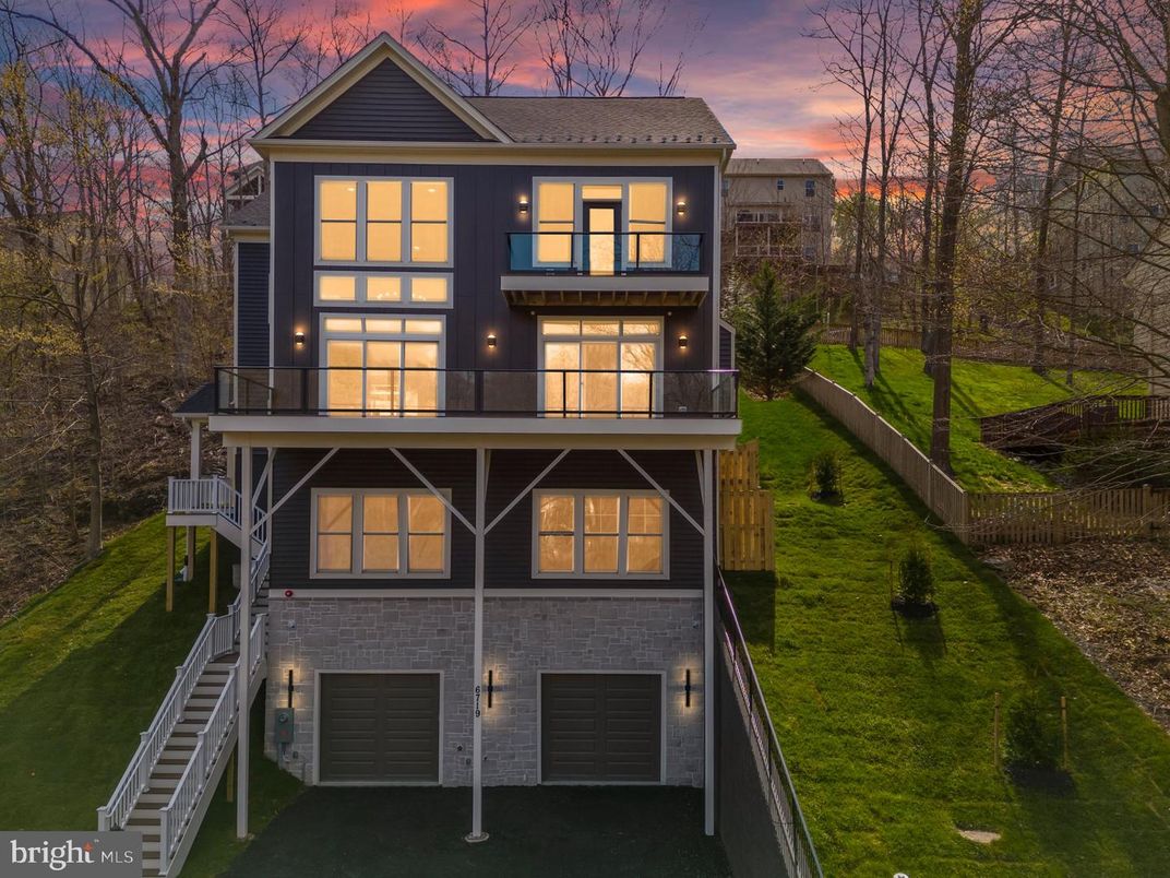 Attached, Exterior, Facade, American Foursquare