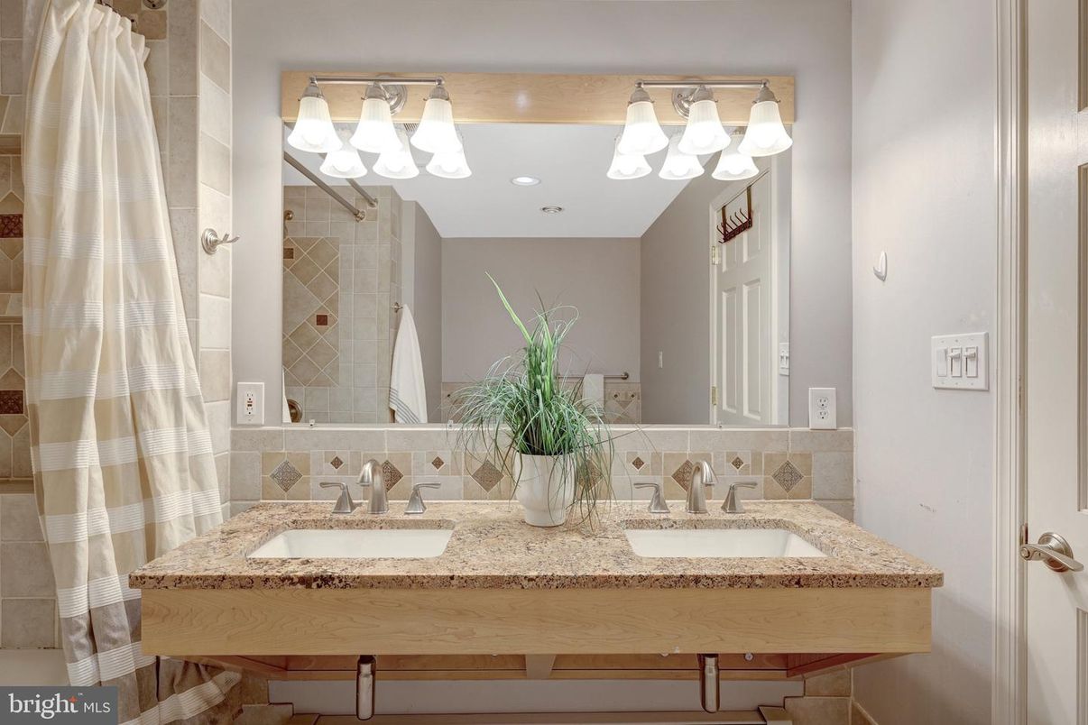 Bathroom, Dual Sink Vanities, Interior