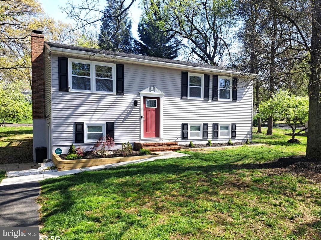 Exterior, Facade, Raised Ranch