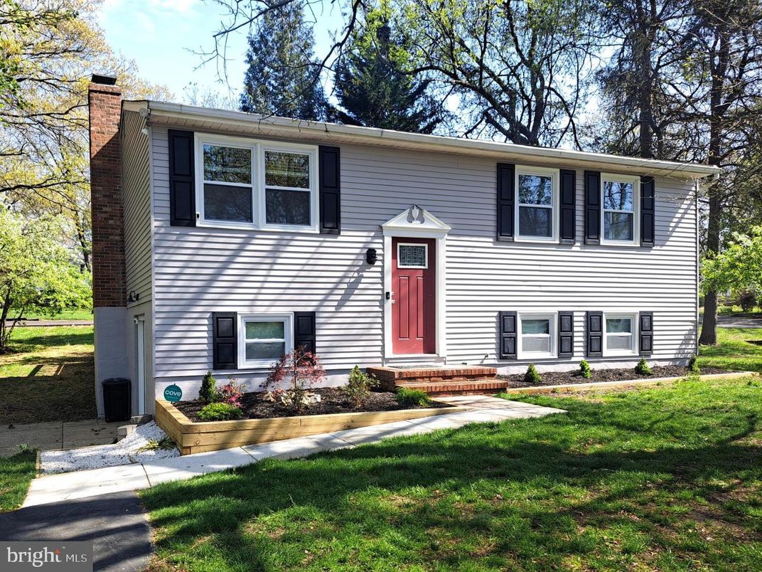 Backyard, Exterior, Facade, Raised Ranch