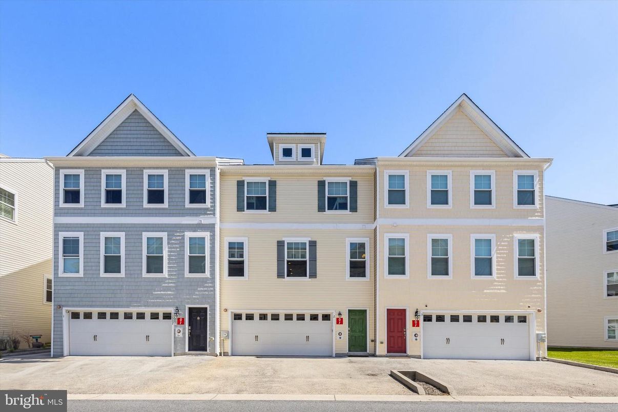 Attached, Exterior, Facade, Rowhouse