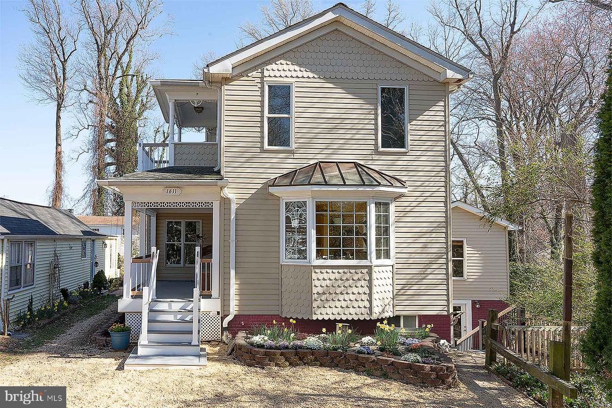 Exterior, Facade, Queen Anne Victorian