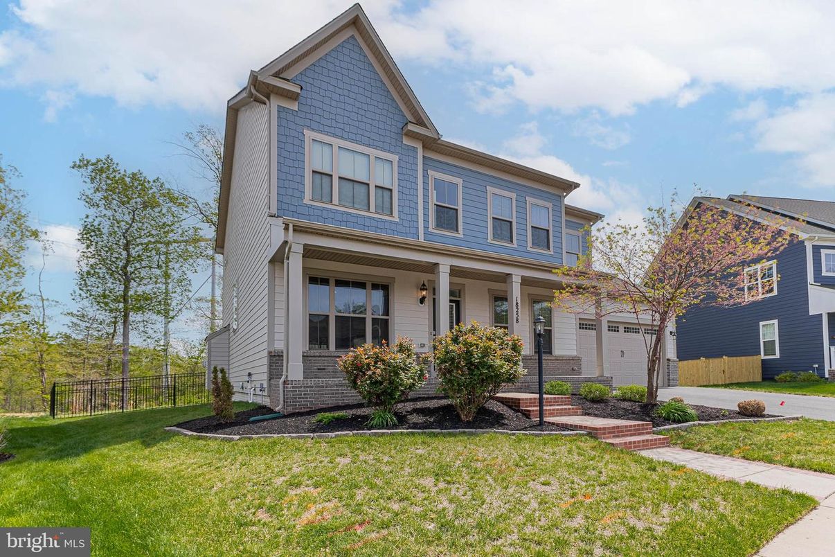 Attached, Exterior, Facade, Farmhouse