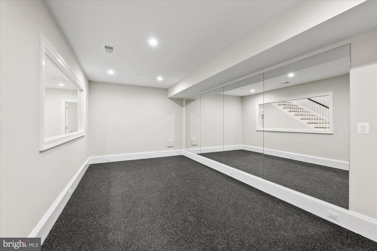 Empty room, Interior, Recessed Lighting