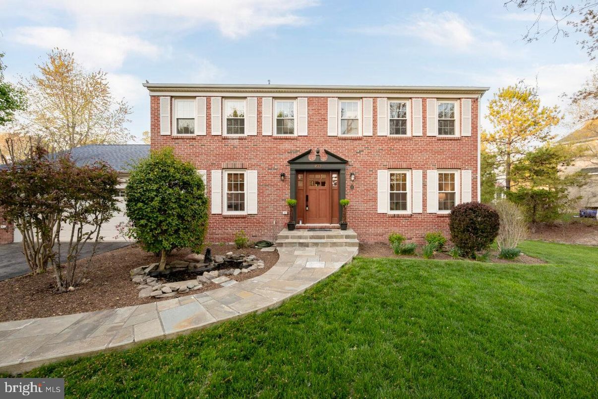 Exterior, Facade, Brick Facade, Georgian