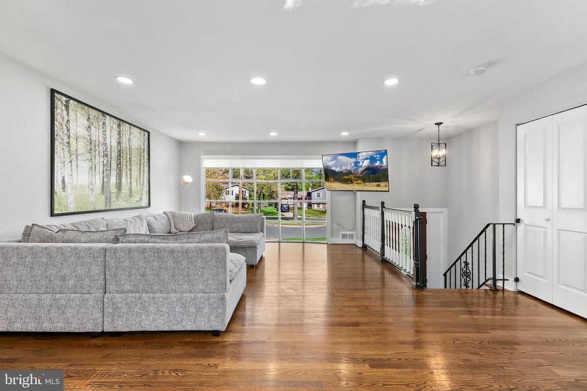 Chandelier, Interior, Living room, Recessed Lighting, Wood Texture Flooring