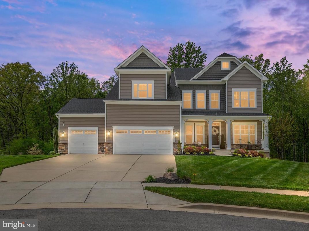 Attached, Exterior, Facade, Farmhouse