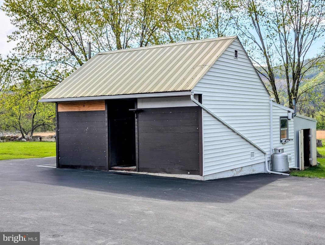 Detached Garage, Exterior